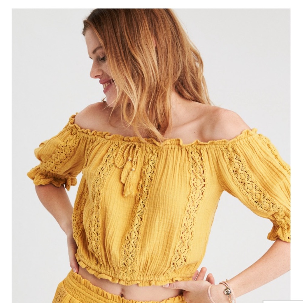 Cropped off the shoulder top 🌼